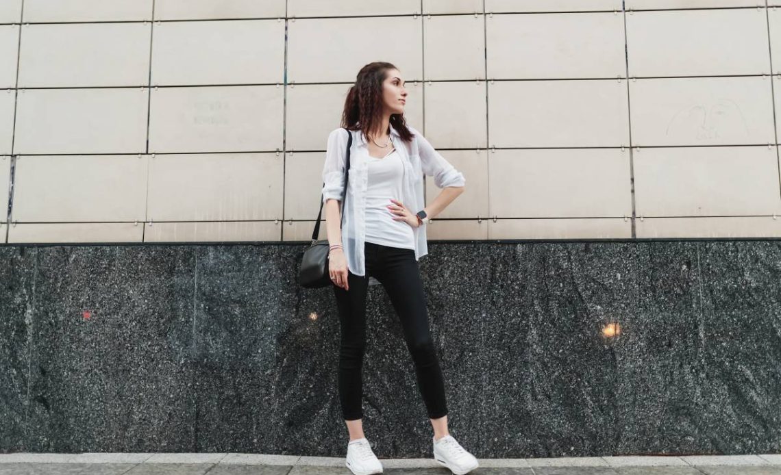 Eleganckie stylizacje z legginsami