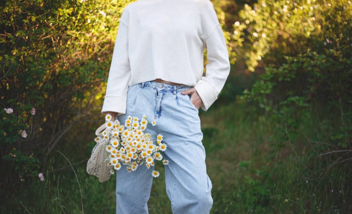 Stylizacje z jeansami mom fit