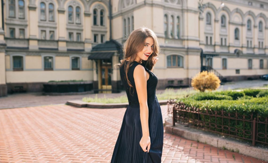 Czarna sukienka na wesele