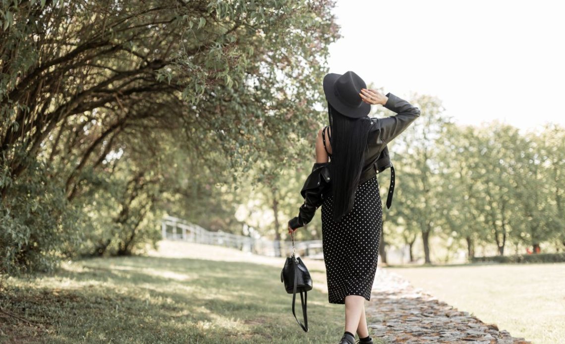 czarne sneakersy sukienka