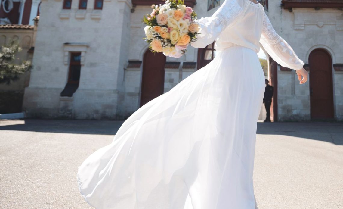 Sukienki ślubne proste i skromne