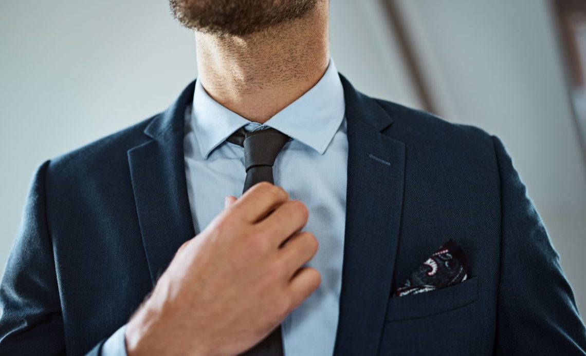 Krawat do granatowego garnituru