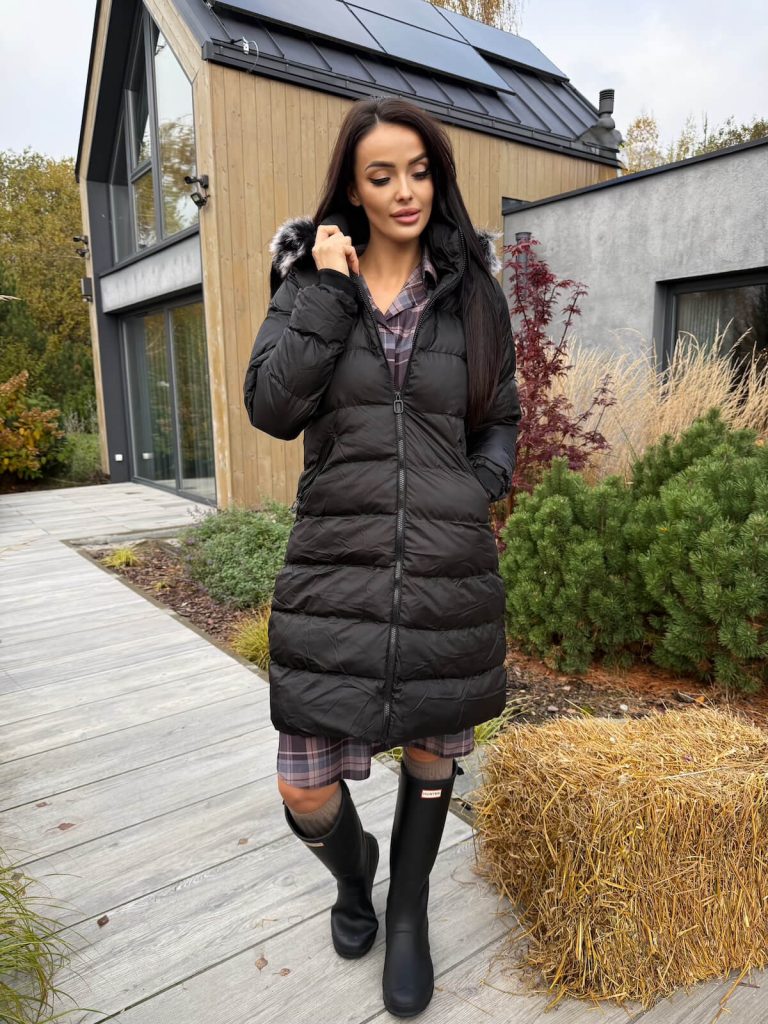 czarna kurtka zimowa ciepła puchowa z futerkiem 14397-116-B modna kiecka